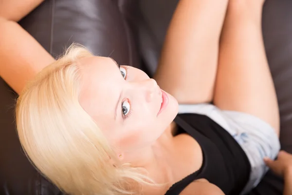 Dívka relaxační na pohovce — Stock fotografie